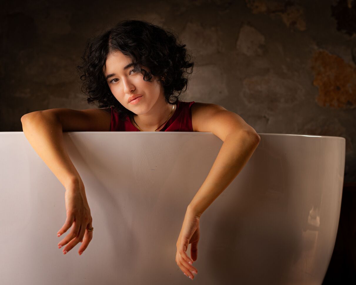 Salle de bain propre avec baignoire
